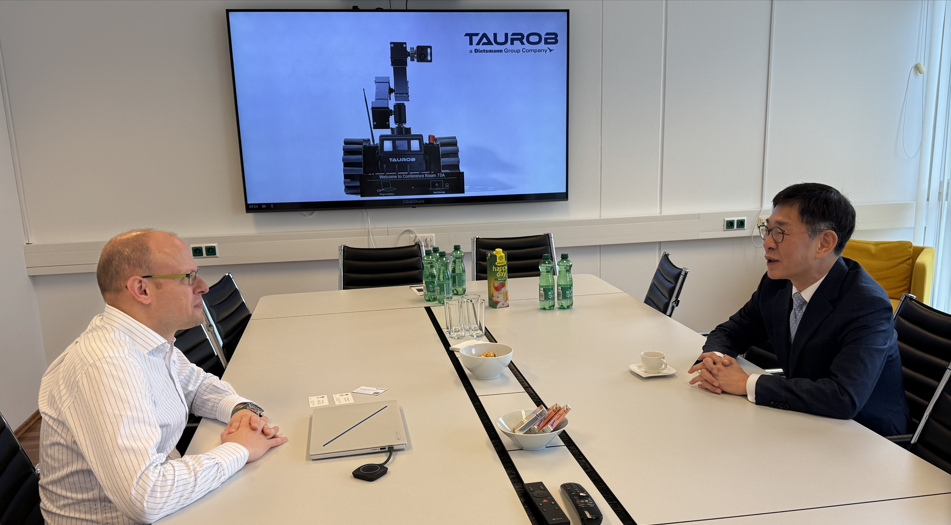 함상욱 대사, 타우롭社 방문