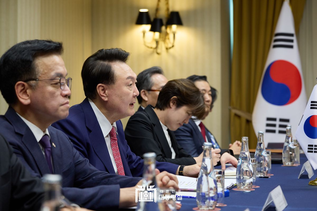 "한일 간 긴밀한 공조가 그 어느 때보다 중요한 시점"  https://www.president.go.kr/president/speeches/cLJw0xYL @출처 대통령실 홈페이지 바로가기  "한일 간 긴밀한 공조가 그 어느 때보다 중요한 시점" 썸네일 한-일 정상회담 모두 발언  지난달 라오스에서 총리님을 자주 뵙고 싶다고 말씀드렸습니다. 이렇게 한 달 만에 총리님을 다시 만나게 되어서 정말 기쁩니다.     총리님과 첫 회담 이후 러북 간 군사 협력이 북한군 파병으로 이어지는 등 역내 및 세계 정세가 급박하게 돌아가고 있습니다.  한일 간의 긴밀한 공조가 그 어느 때보다도 중요한 이 시점에 총리님과의 이러한 만남은 의미가 남다르다고 생각합니다.     양국 관계의 지속적인 발전 방안과 날로 엄중해지는 지역, 글로벌 정세에 대해 총리님과 심도 있는 의견을 나누고 싶습니다.